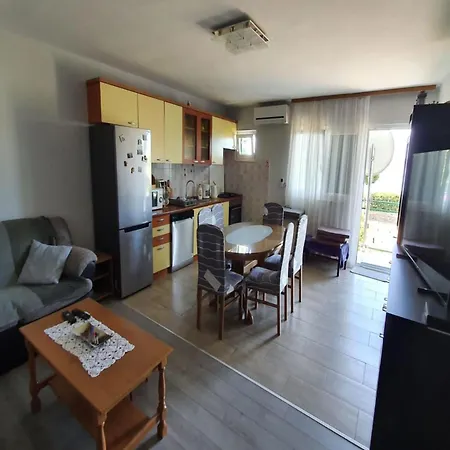 Appartement Spacious Steps From The Beach, With Private Terrace And Grill Kaštela