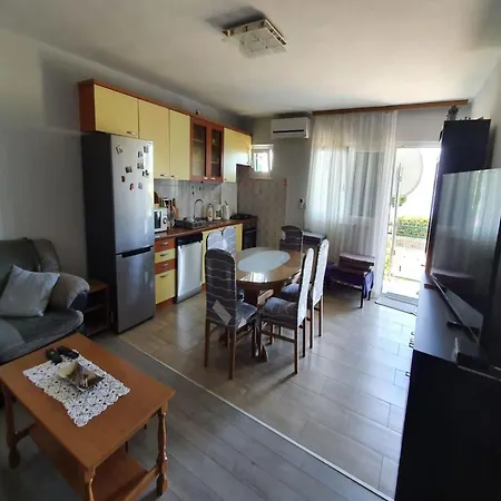 Spacious Steps From The Beach, With Private Terrace And Grill