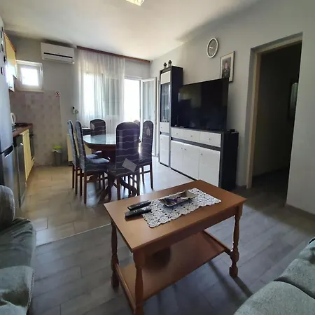 Spacious Steps From The Beach, With Private Terrace And Grill Appartement
